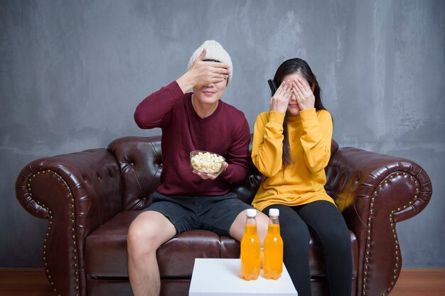 Feliz pareja quedarse en casa viendo películas