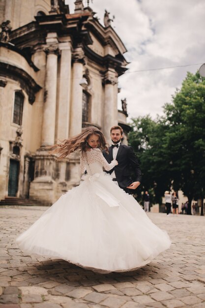 Feliz pareja de recién casados abrazando