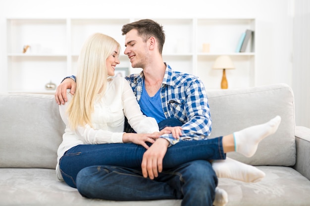 La feliz pareja se relaja en el sofá