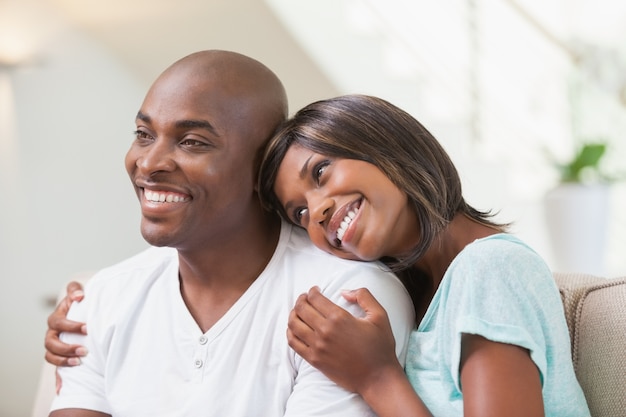 Feliz pareja relajante en el sofá