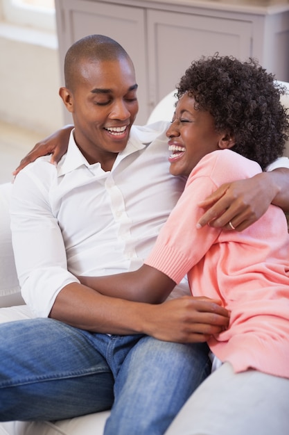 Feliz pareja relajante en el sofá