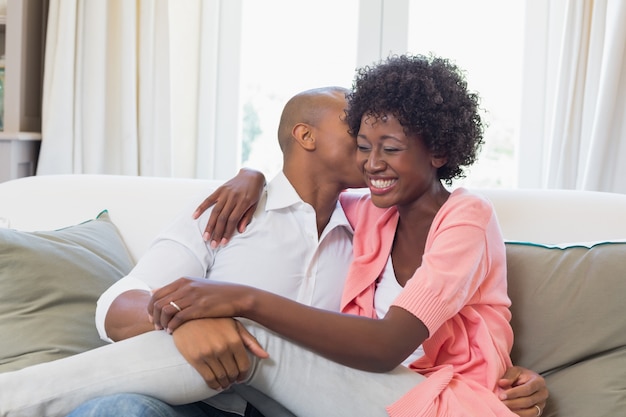 Feliz pareja relajante en el sofá