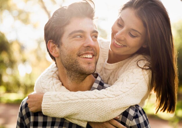 Foto feliz pareja riendo