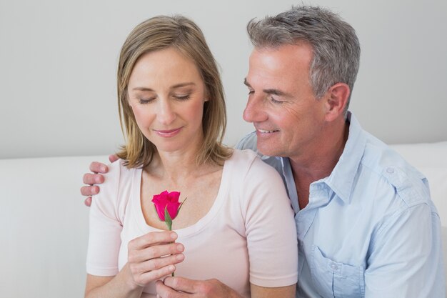 Feliz pareja romántica con una flor