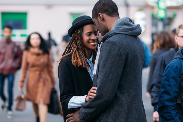 Feliz pareja romántica en el fondo de la multitud. Afroamericano alegre. Gente negra elegante reunida en la calle, relaciones juveniles, concepto de amor