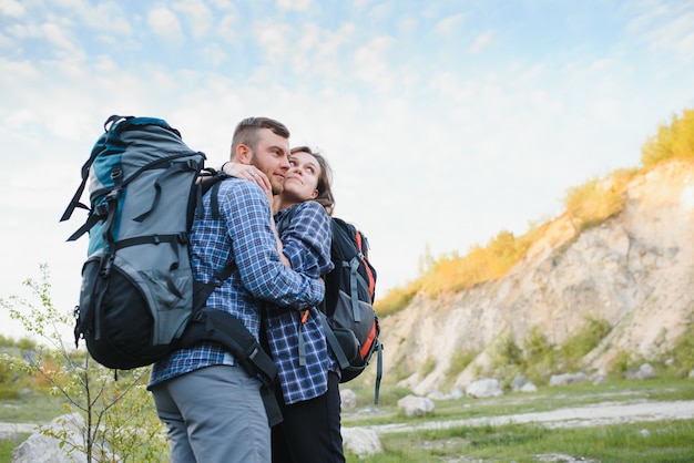 Feliz pareja romántica hombre y mujer viajeros con mochila