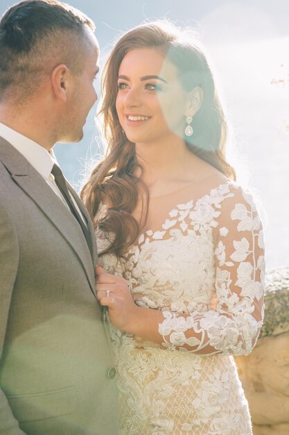 Feliz pareja romántica en Italia. Novios jóvenes divirtiéndose Tiempo en Italia.