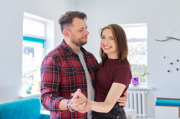 Feliz pareja romántica de mediana edad enamorada bailando