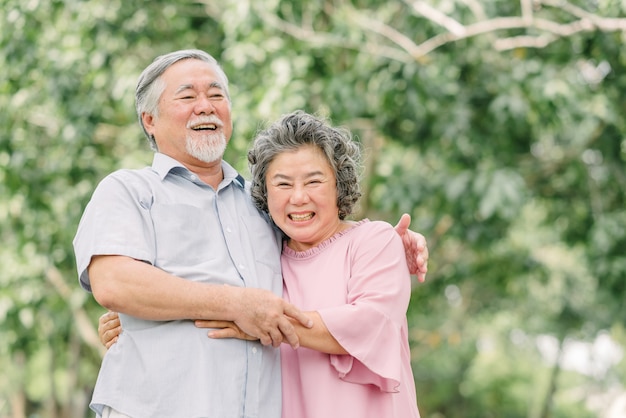 Feliz pareja senior abrazados en el parque