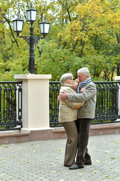 Feliz pareja senior abrazando