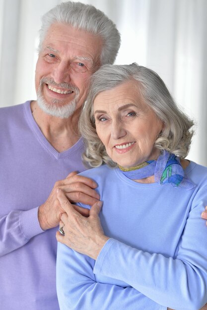 Foto feliz pareja senior abrazándose en casa