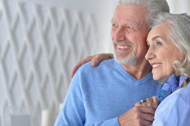 Foto feliz pareja senior abrazándose en casa