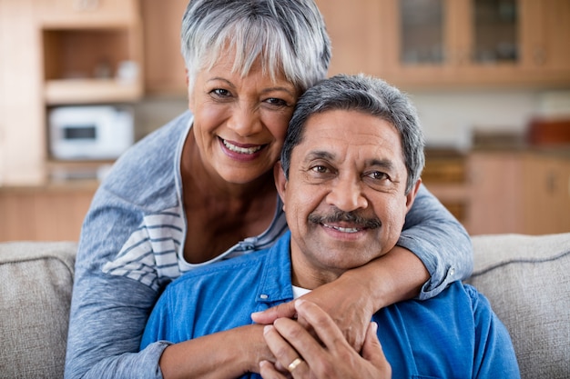 Feliz pareja senior abrazándose unos a otros