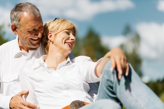 Feliz pareja senior al aire libre en primavera