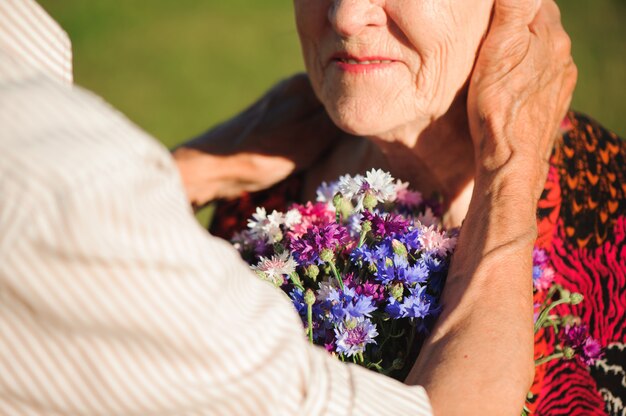 Feliz pareja senior en el amor