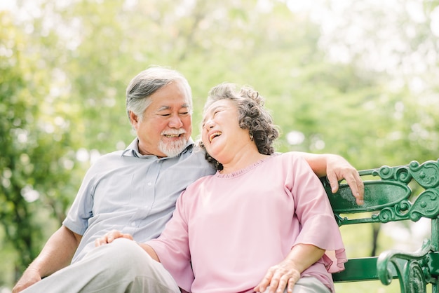 Feliz pareja senior asiática riendo