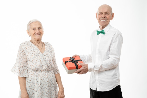 feliz pareja senior con caja de regalo