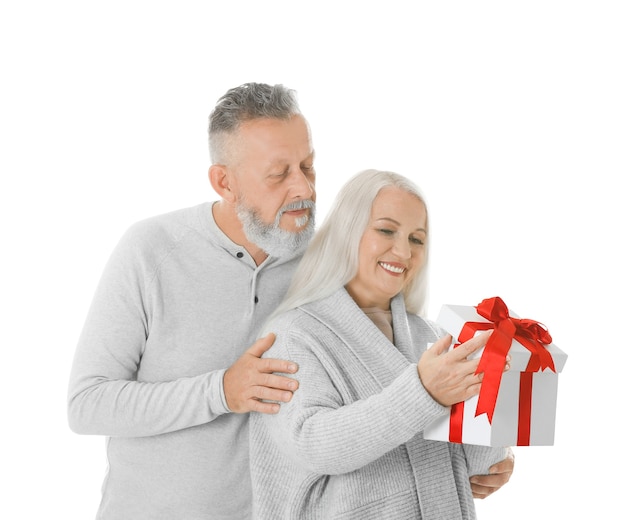 Feliz pareja senior con caja de regalo