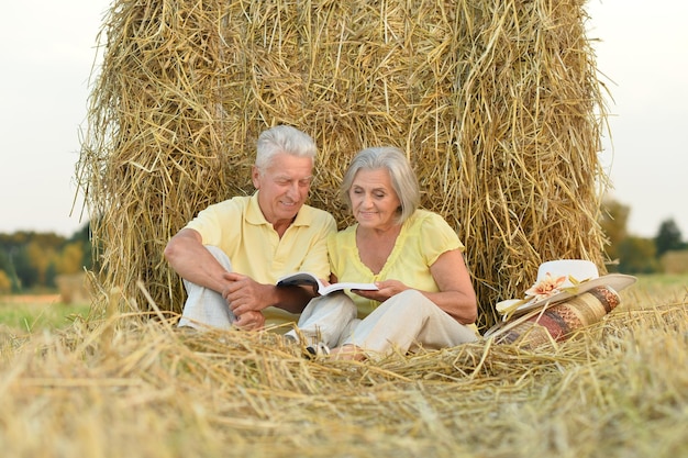 Feliz pareja senior en campo de trigo