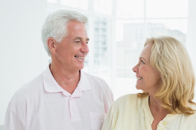 Feliz pareja senior en casa