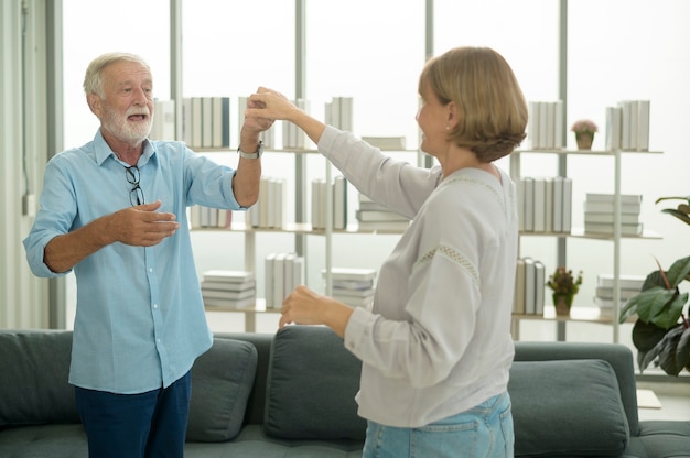 Feliz pareja senior caucásica bailando en casa