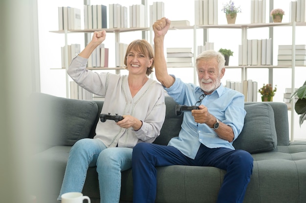 Feliz pareja senior caucásica jugando en casa