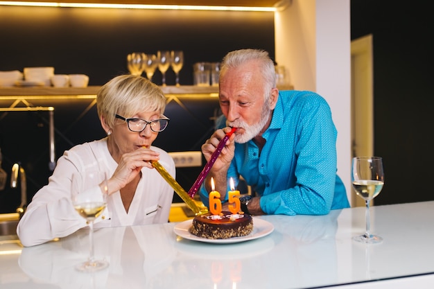 Feliz pareja senior celebrando cumpleaños juntos.