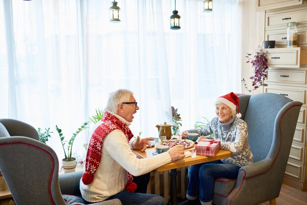 Feliz pareja senior celebrando las vacaciones de Navidad