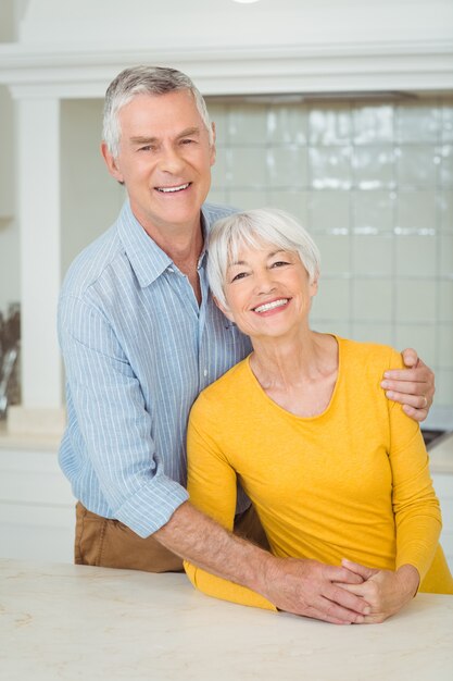 Foto feliz pareja senior en cocina