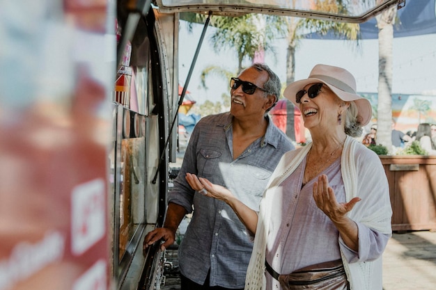 Feliz pareja senior disfrutando de sus vacaciones