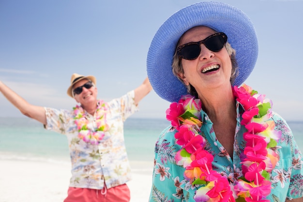 Feliz pareja senior divirtiéndose juntos en la playa