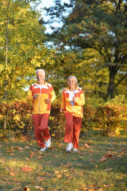 Feliz pareja senior en forma trotar