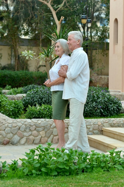 Feliz pareja senior en hotel resort posando