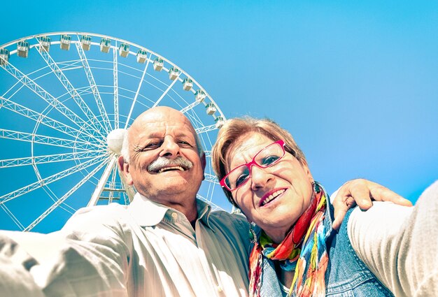 Feliz pareja senior jubilados tomando selfie en viajes alrededor del mundo