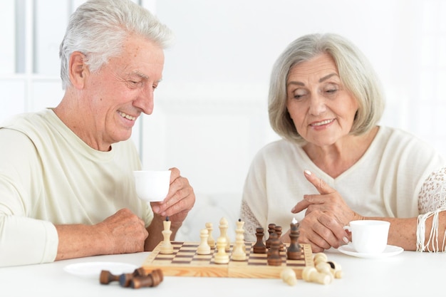 Feliz pareja senior jugando