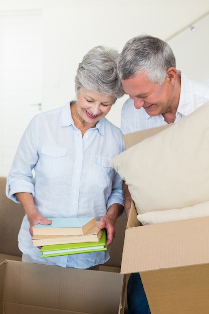 Feliz pareja senior mudarse a un nuevo hogar