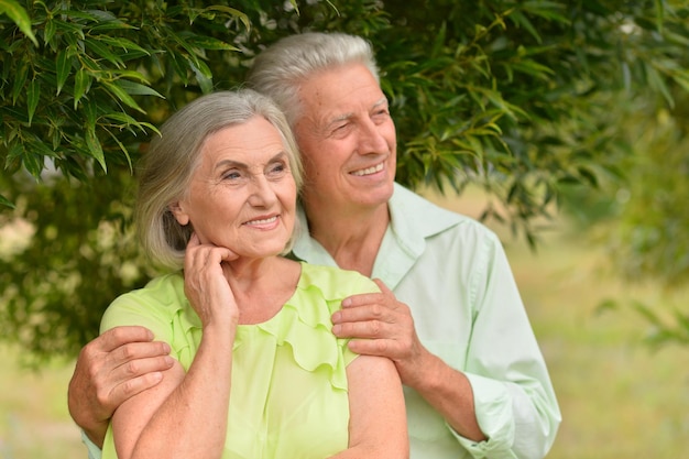 Feliz pareja senior en el parque