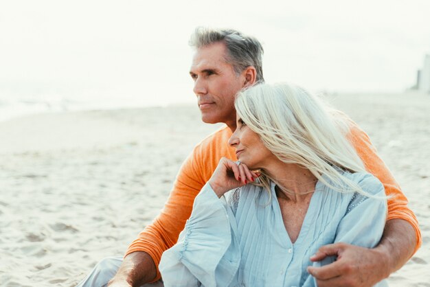 Feliz pareja senior pasar tiempo en la playa. Conceptos sobre el amor, la antigüedad y las personas.