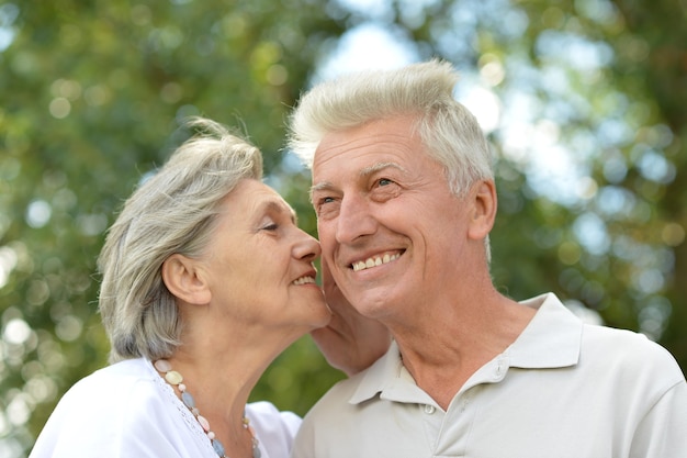 Feliz pareja senior de pie en el parque de verano