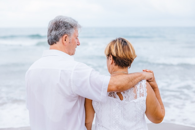 Feliz pareja senior en la playa