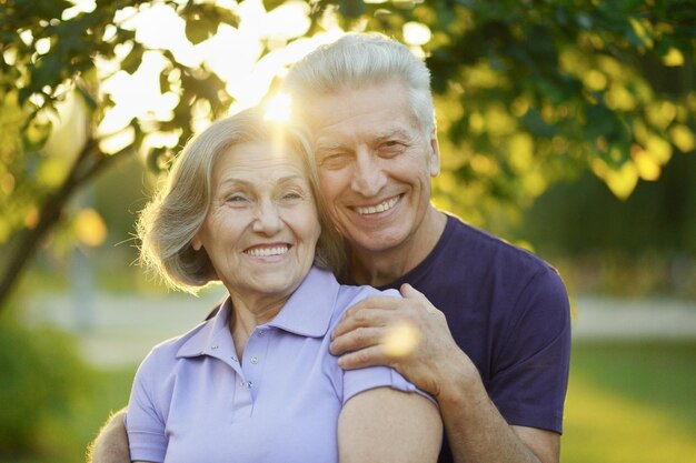 Feliz pareja senior posando en el parque