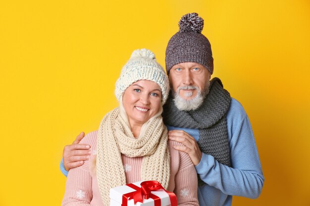 Feliz pareja senior con regalo de Navidad