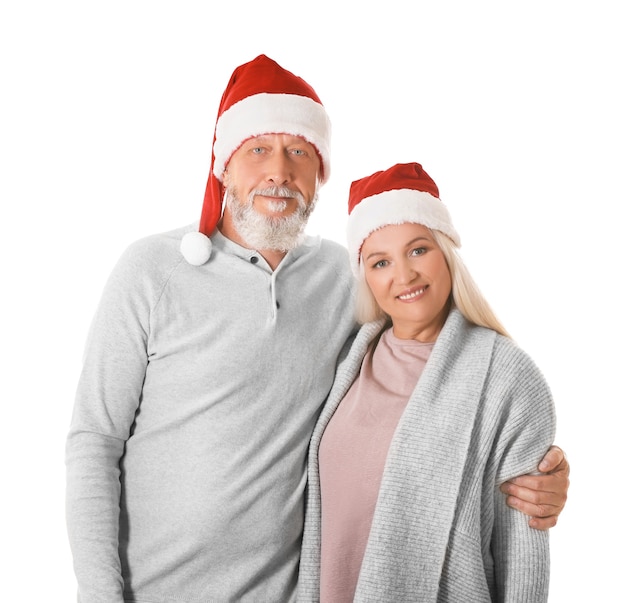 Feliz pareja senior con sombreros de Navidad