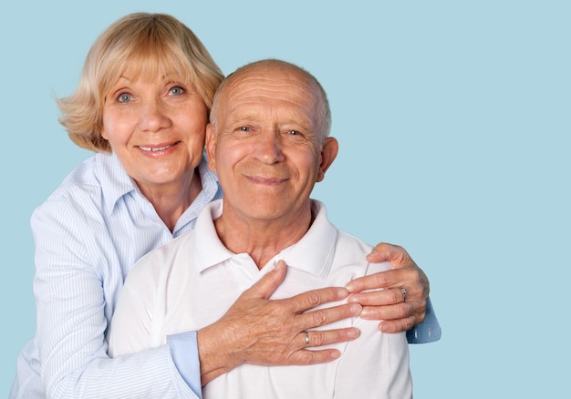 Feliz pareja senior sonriendo y abrazándose.