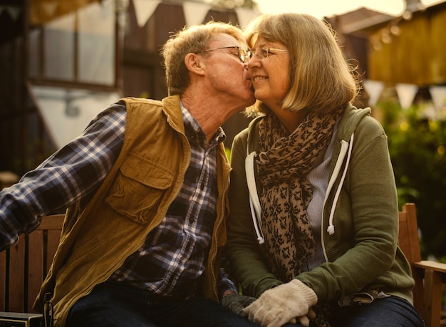 Feliz pareja senior en su jardín