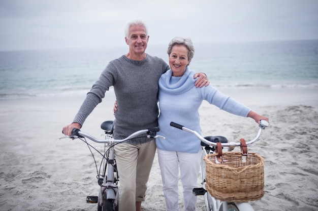 Feliz pareja senior con sus bicicletas