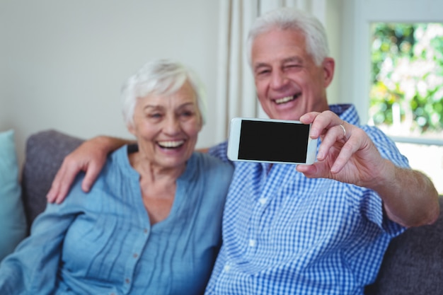 Feliz pareja senior tomando selfie