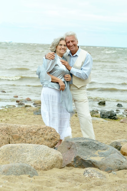 Feliz pareja senior en verano cerca del lago