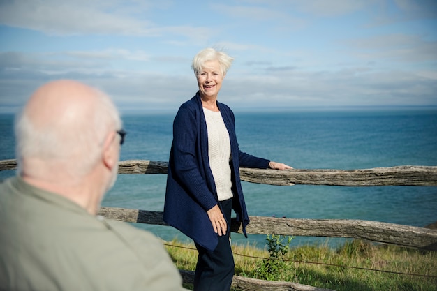 Feliz pareja senior con vistas al océano