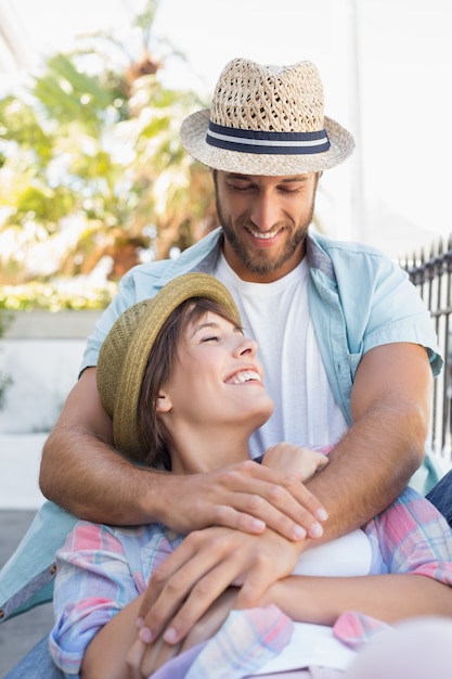 Feliz pareja sentada y abrazados